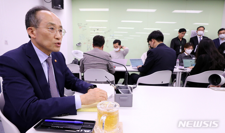 [세종=뉴시스] 강종민 기자 = 추경호 부총리 겸 기획재정부 장관이 6일 세종시 정부세종청사에서 열린 출입기자 간담회에서 질문에 답하고 있다. 2022.10.06. ppkjm@newsis.com