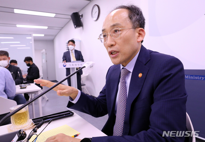 [세종=뉴시스] 강종민 기자 = 추경호 부총리 겸 기획재정부 장관이 6일 세종시 정부세종청사에서 열린 출입기자 간담회에서 질문에 답하고 있다. 2022.10.06. ppkjm@newsis.com