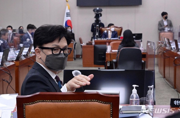 [서울=뉴시스] 최진석 기자 = 한동훈 법무부 장관이 6일 서울 여의도 국회 법제사법위원회에서 열린 법무부·대한법률구조공단·한국법무보호복지공단 등에 대한 국정감사에서 법무부 관계자와 대화를 하고 있다. (공동취재사진) 2022.10.06. photo@newsis.com