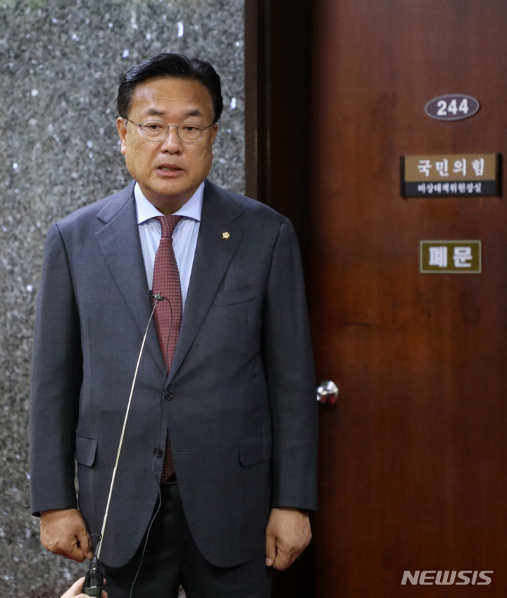 [서울=뉴시스] 김선웅 기자 = 정진석 국민의힘 비상대책위원장이 6일 서울 여의도 국회에서 비대위원장 직무집행 정지 가처분 기각과 관련해 입장을 말하고 있다. 법원은 이준석 국민의힘 전 대표가 낸 정진석 비대위 직무집행 정지 가처분 신청을 모두 기각 및 각하했다. 2022.10.06. mangusta@newsis.com