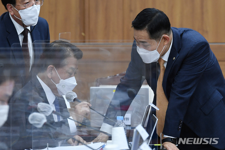 [서울=뉴시스] 국회사진기자단 = 6일 서울 용산구 합참 청사에서 열린 국방위원회의 합동참모본부 등에 대한 국정감사에서 국민의힘 신원식 간사(오른쪽)와 더불어민주당 김병주 간사가 대화하고 있다.&nbsp; 2022.10.06. photo@newsis.com