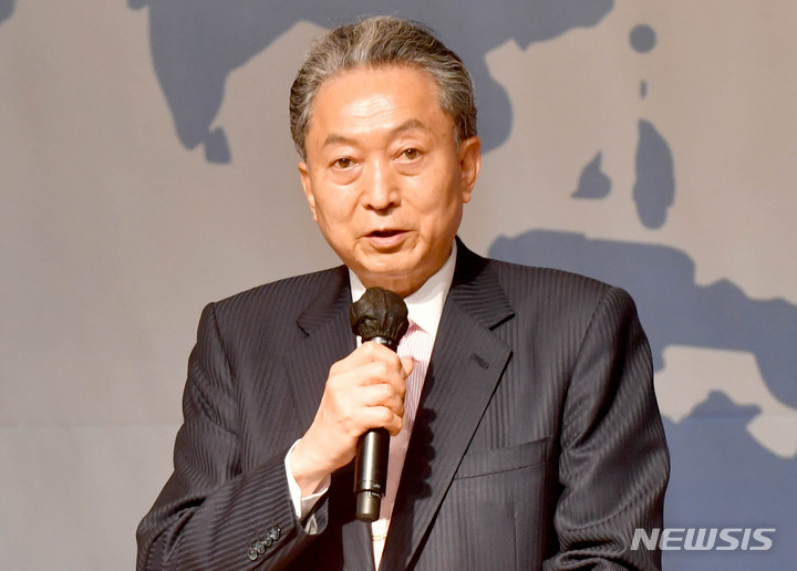 [광주=뉴시스] 변재훈 기자 = 하토야마 유키오(鳩山由紀夫) 전 일본 총리가 3일 열린 중국의 '중국인민 항일전쟁 및 세계 반파시스트 전쟁 승리 80주년'(전승절 80주년) 기념 행사에 참석한 것으로 전해졌다. 일본 정부는 관련 사실을 알지 못한다며 거리를 두고 있다. 사진은 하토야마 전 총리가 2022년 10월 6일 오후 광주 북구 전남대학교 컨벤션홀에서 열린 '개교 70주년 기념 용봉포럼'에서 '우애에 기반한 동아시아의 미래'를 주제로 강연하고 있는 모습. 2025.09.03. wisdom21@newsis.com