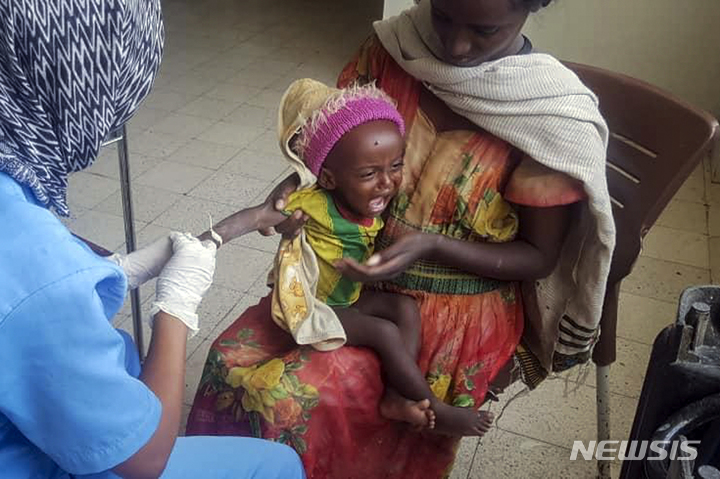 [메켈레=AP/뉴시스] 2022년 10월 4일 에티오피아 북부 티그라이주 메켈레의 한 병원에서 생후 1년 된 아이가 영양실조 치료를 받고 있다. AP통신과 공유된 미발표 연구 자료에 따르면 티그라이주에서 태어난 아기들이 생후 1개월 만에 사망하는 비율이 내전 이전보다 4배 높은 것으로 나타났다. 2023.06.09.