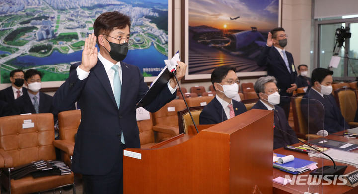 [서울=뉴시스] 김선웅 기자 = 정익희 HDC현대산업개발 대표가 6일 서울 여의도 국회 국토교통위원회에서 열린 국토교통부 등에 대한 국정감사에 증인으로 출석해 증인선서를 하고 있다. 2022.10.06. mangusta@newsis.com