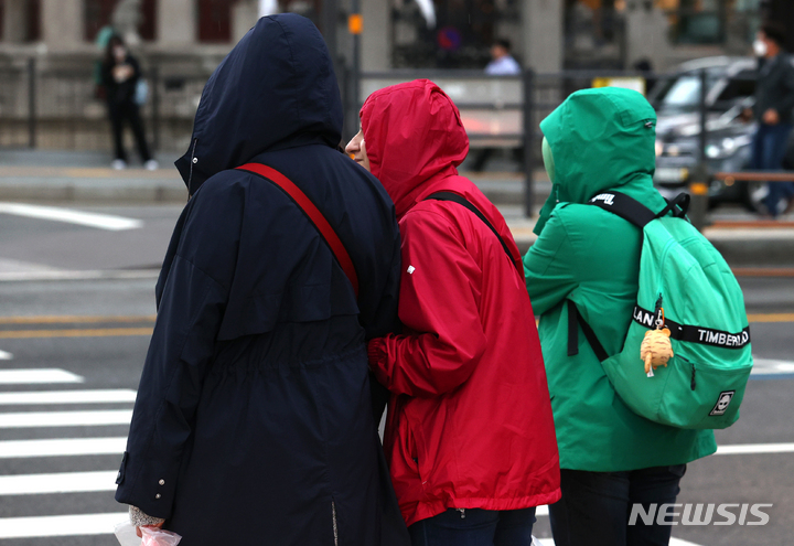 [서울=뉴시스] 조성우 기자 = 전국 곳곳에 비 소식과 함께 쌀쌀한 날씨가 이어지는 지난 6일 오후 서울 종로구 세종대로 인근에서 외투를 입은 시민들이 보행신호를 기다리고 있다. 2022.10.06. xconfind@newsis.com