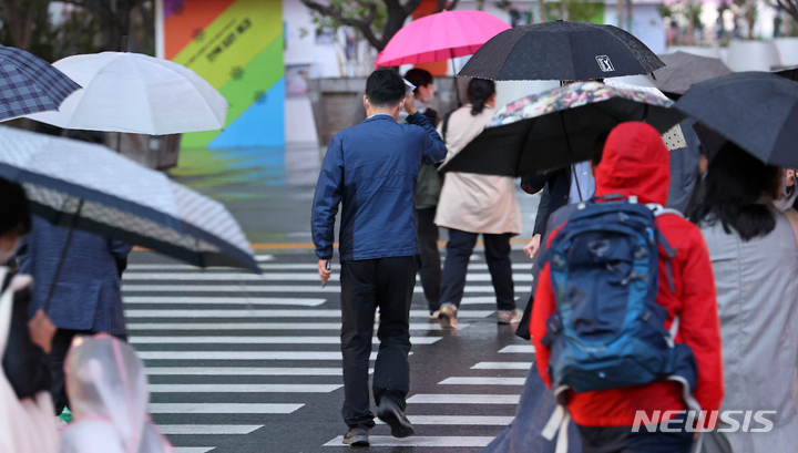 [서울=뉴시스] 조성우 기자 = 전국 곳곳에 비 소식과 함께 쌀쌀한 날씨가 이어지는 지난 6일 오후 서울 종로구 세종대로 인근에서 시민들이 우산을 쓰고 이동하고 있다. 2022.10.06. xconfind@newsis.com