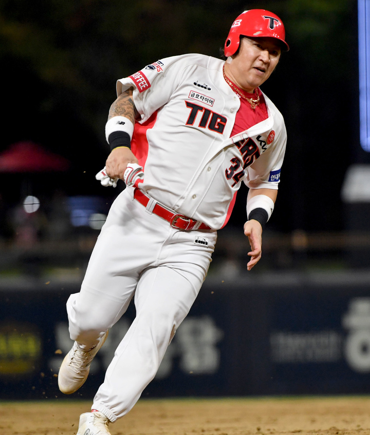 [광주=뉴시스] 이영주 기자 = 6일 오후 광주 북구 광주-기아챔피언스필드에서 열린 2022프로야구 KIA 타이거즈 대 LG 트윈스의 경기, 4회말 2사 1, 2루 상황 KIA 황대인의 안타 때 최형우가 질주하고 있다.&nbsp; 2022.10.06. leeyj2578@newsis.com