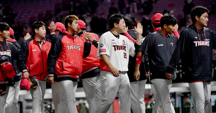 [광주=뉴시스] 이영주 기자 = 6일 오후 광주 북구 광주-기아챔피언스필드에서 열린 2022프로야구 KIA 타이거즈 대 LG 트윈스의 경기, 4:3으로 승리한 KIA 선수들이 하이파이브하고 있다. 2022.10.06. leeyj2578@newsis.com