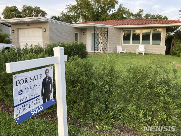 [서프사이드=AP/뉴시스]미 플로리다주 서프사이드 지역에서 매물로 나온 주택. 2022.10.19.