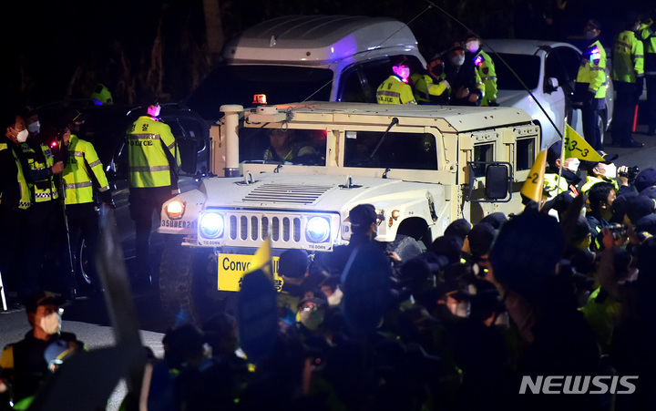 [성주=뉴시스] 이무열 기자 = 고고도 미사일방어체계(THAAD·사드) 성능 개량 장비를 적재한 미군 차량이 6일 오후 경북 성주군 초전면 소성리 마을회관 앞에서 사드 기지로 진입하기 위해 이동하고 있다. 2022.10.06. lmy@newsis.com