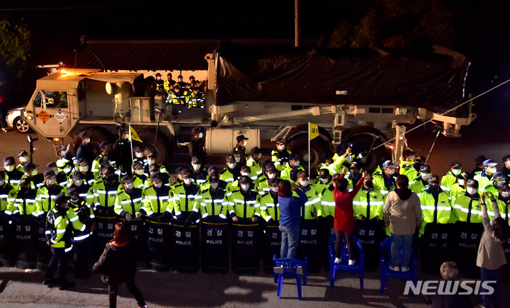 [성주=뉴시스] 이무열 기자 = 고고도 미사일방어체계(THAAD·사드) 성능 개량 장비를 적재한 미군 차량이 6일 오후 경북 성주군 초전면 소성리 마을회관 앞에서 사드 기지로 진입하기 위해 이동하고 있다. 2022.10.06. lmy@newsis.com