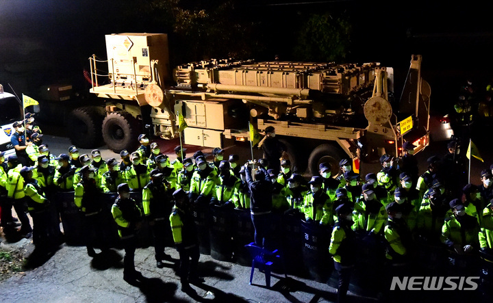 [성주=뉴시스] 이무열 기자 = 고고도 미사일방어체계(THAAD·사드) 성능 개량 장비를 적재한 미군 차량이 6일 오후 경북 성주군 초전면 소성리 마을회관 앞에서 사드 기지로 진입하기 위해 이동하고 있다. 2022.10.06. lmy@newsis.com