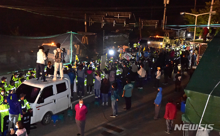 [성주=뉴시스] 이무열 기자 = 고고도 미사일방어체계(THAAD·사드) 성능 개량 장비를 적재한 미군 차량이 6일 오후 경북 성주군 초전면 소성리 마을회관 앞에서 사드 기지로 진입하기 위해 이동하고 있다. 2022.10.06. lmy@newsis.com