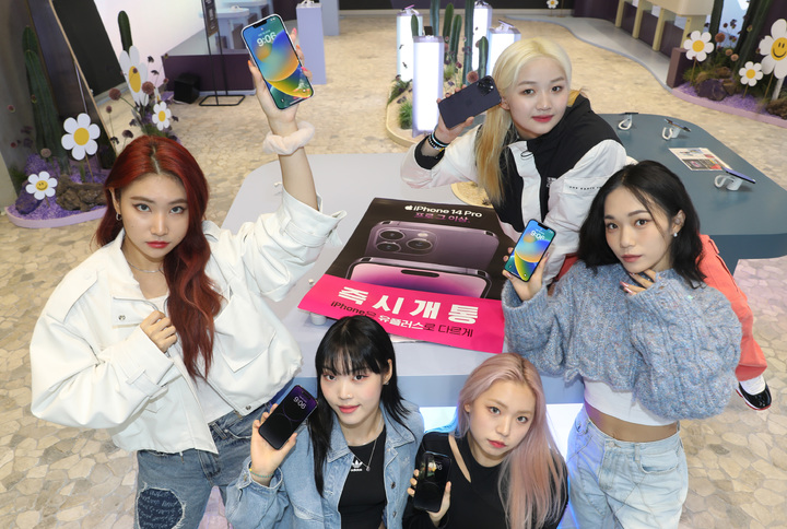 [서울=뉴시스] LG유플러스가 아이폰14 시리즈 판매 확대를 위해 애플워치, 에어팟, 한정판 굿즈 등의 경품을 증정하는 이벤트를 한다. (사진=LGU+ 제공) 2022.10.7 *재판매 및 DB 금지