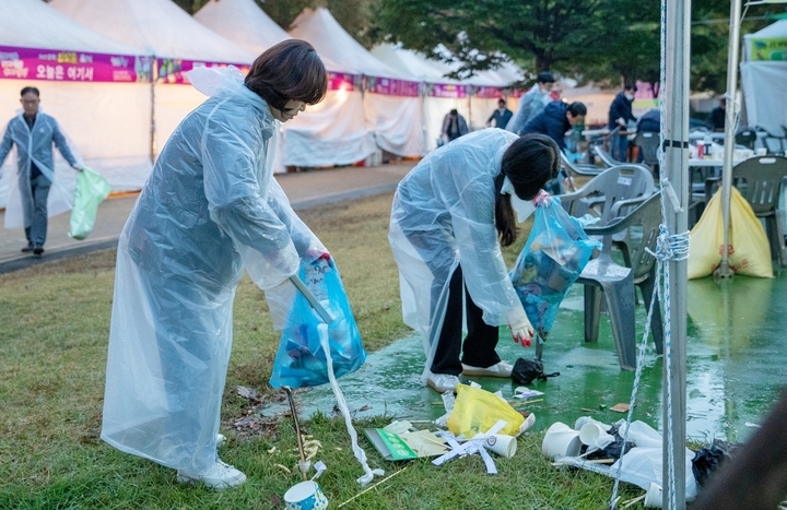 [증평=뉴시스] 강신욱 기자 = 충북 증평군 공무원과 증평인삼골축제 자원봉사자들이 7일 새벽 보강천체육공원과 미루나무숲 일대 축제장에서 청소 봉사활동을 하고 있다. (사진=증평군 제공) 2022.10.07.  *재판매 및 DB 금지