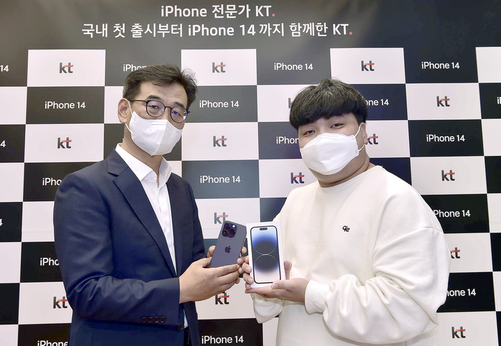 [서울=뉴시스] KT는 7일 오전 서울 홍대입구역 프리미엄 통신 매장 ‘홍대 애드샵 플러스(Add Shop+)’에서 아이폰14 1호 개통 행사를 했다. (사진=KT 제공) 2022.10.7 *재판매 및 DB 금지