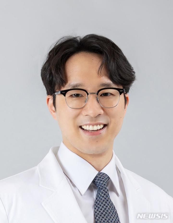 [서울=뉴시스]서울시보라매병원 응급의학과 이경원 교수. (사진= 서울시보라매병원 제공) 2022.10.07