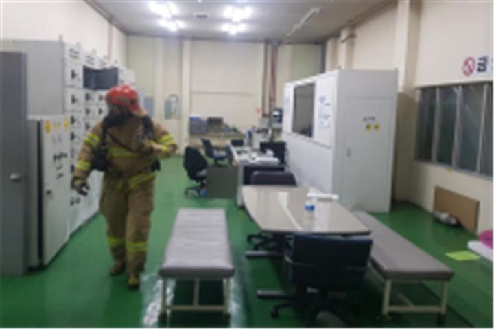 [창원=뉴시스] 강경국 기자 = 이산화탄소가 배출된 경남 창원특례시 성산구 DL모터스 공장 변전실 내부. (사진=창원소방본부 제공). 2022.10.07. photo@newsis.com *재판매 및 DB 금지