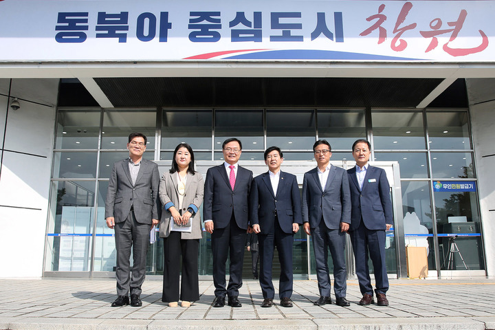 [창원=뉴시스] 강경국 기자 = 홍남표 경남 창원특례시장(왼쪽 세번째)이 7일 창원을 방문한 최상대 기획재정부 제2차관(왼쪽 네번째)과 기념촬영을 하고 있다. (사진=창원시청 제공). 2022.10.07. photo@newsis.com *재판매 및 DB 금지