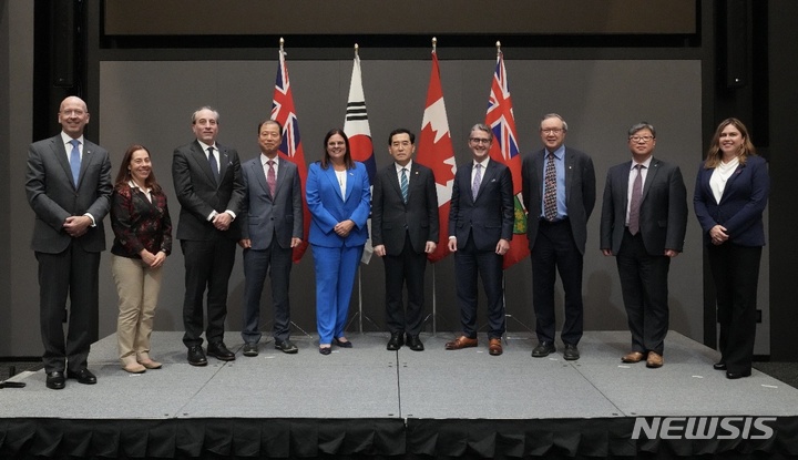 [서울=뉴시스] 22일(현지시간) 캐나다 토론토에서 열린 협약식에서 참석자들이 기념촬영을 하고 있다. 왼쪽부터 CIBC 은행장 빅터 도디그, 캐나다 천연자원부 국장 킴벌리 라이보, 스노우레이크 CEO 필립 그로스, LG에너지솔루션 구매센터장 김동수 전무, 캐나다 매니토바 주지사 헤더 스테판슨, 이창양 산업통상자원부 장관, 일렉트라 CEO 트렌트 멜, 아발론 CEO 도널드 부버, 한국광해광업공단 권순진 본부장, 캐나다투자청 국장 나탈리 비샵. (사진=LG에너지솔루션 제공)