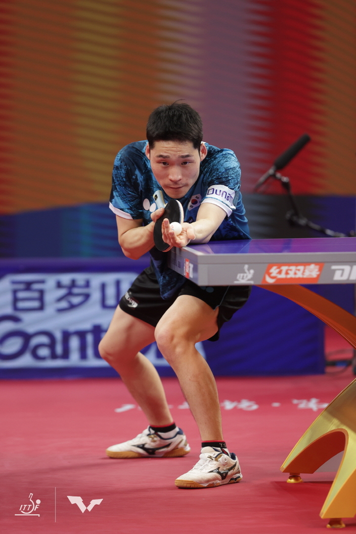 [서울=뉴시스]서브 넣는 장우진. 2022.10.07. (사진=국제탁구연맹 제공) *재판매 및 DB 금지