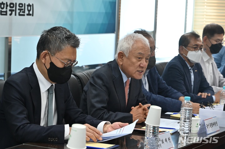 [부천=뉴시스] 정일형 기자 = 김한길 국민통합위원장(왼쪽에서 두번째)이 7일 부천시 소재 금형·사출물 전문 제조업체인 일우정밀을 방문해 인사말을 하고 있다. 2022.10.07 jih@newis.com