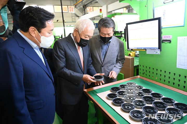 [부천=뉴시스] 정일형 기자 = 김한길 국민통합위원장(왼쪽에서 두번째)이 7일 부천시 소재 금형·사출물 전문 제조업체인 일우정밀을 방문해 현장을 둘러보고 있다. 2022.10.07 jih@newis.com