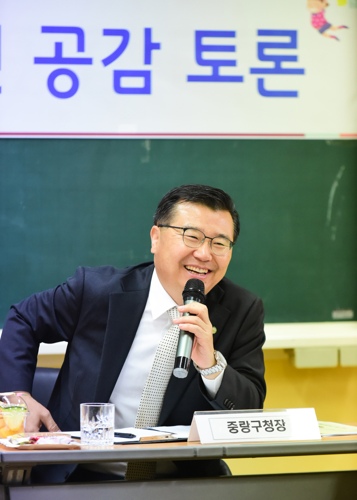 [서울=뉴시스]중랑마실에서 구민과 토론하고 있는 류경기 중랑구청장.(사진=중랑구청 제공) *재판매 및 DB 금지