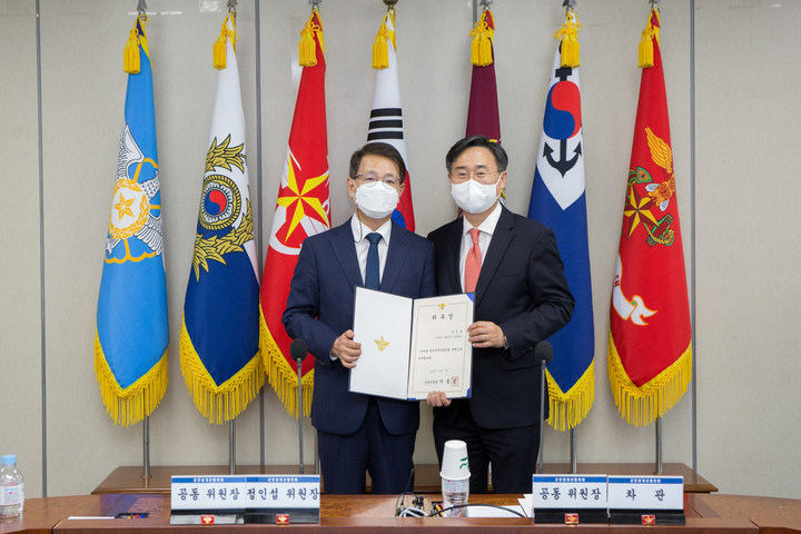 [서울=뉴시스] 신범철 국방부차관(오른쪽)이 7일 오후 서울 국방부 청사에서 정인섭 서울대 명예교수(왼쪽)를 군인권개선협의회 공동위원장으로 위촉하고 기념촬영을 하고 있다. (사진=국방부) 2022.10.07. photo@newsis.com *재판매 및 DB 금지