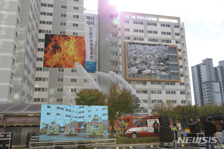 [김제=뉴시스]윤난슬 기자 = 한국토지주택공사(LH) 전북본부는 7일 김제시 검산동 소재의 공동주택에서 지진 발생을 가정한 재난 대응 합동훈련을 전개했다고 밝혔다.2022.10.07.(사진=LH 전북본부 제공) 