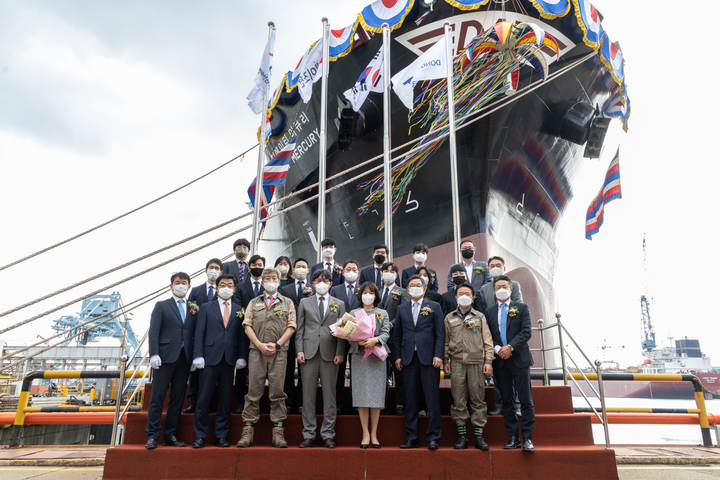 [서울=뉴시스] 7일 케이조선 진해조선소에서 원호준 캠코 기업지원본부장(사진 앞줄 왼쪽에서 네번째) 및 관계자들이 디에이티 머큐리(DAT Mercury)호의 명명식을 마친 후 기념촬영을 하고 있다. (사진=한국자산관리공사) photo@newsis.com *재판매 및 DB 금지