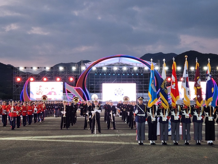2022 계룡세계군문화엑스포 개막식이 7일 오후 계룡대 활주로에 마련된 주무대에서 화려하게 열렸다. 2022. 10. 07 kshoon0663@newsis,com *재판매 및 DB 금지