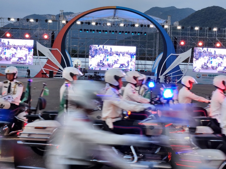 7일 세계군문화엑스포 개막에 앞서 수도방위사령부의 군사경찰이 오토바이 퍼레이드를 벌이고 있다. 2022. 10. 07 kshoon0663@newsis.com *재판매 및 DB 금지