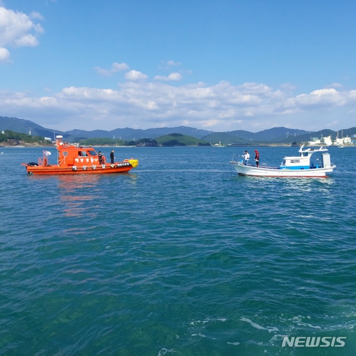 사천해경, 기관실 침수 선박 안전하게 예인 조치