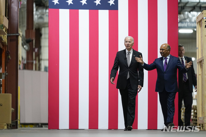 [포킵시(뉴욕)=AP/뉴시스] 조 바이든 미국 대통령이 6일(현지시간) 미국 뉴욕 포킵시 IBM 연구센터를 둘러보는 동안 IBM 회장 아빈드 크리슈나의 발언을 듣고 있다. 2022.10.07.