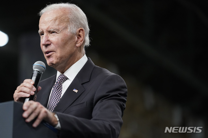 [포킵시(뉴욕)=AP/뉴시스] 조 바이든&nbsp; 미국 대통령이 6일(현지시간) 뉴욕 포킵시 IBM 연구센터에서 발언하고 있다. 2022.10.07.