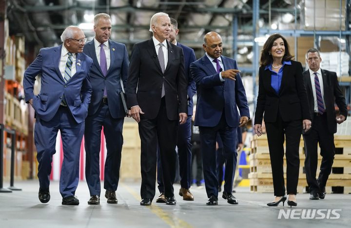 [포킵시=AP/뉴시스] 조 바이든(가운데) 미국 대통령이 6일(현지시간) 뉴욕주 포킵시에 있는 IBM 연구센터를 방문해 아빈드 크리슈나(오른쪽) IBM 최고경영자(CEO) 등과 함께 시설을 둘러보고 있다. 양자컴퓨터는 현재 컴퓨터보다 30조 배 이상 빠른 연산이 가능하고 슈퍼컴퓨터로 100만 년 이상 걸리는 연산을 10시간 만에 처리하는 것으로 알려져 있다. 2022.10.07.