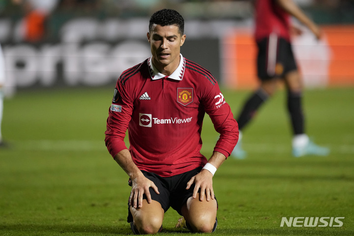 [니코시아=AP/뉴시스] 맨체스터 유나이티드의 크리스티아누 호날두가 7일(한국시간) 키프로스 니코시아의 GSP 스타디움에서 열린 오모니아와 2022~23 UEFA 유로파리그 조별리그 원정경기에서 득점을 놓친 뒤 아쉬워하고 있다. 2022.10.07.