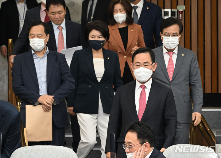 [서울=뉴시스] 최진석 기자 = 주호영 국민의힘 원내대표가 7일 국회에서 열린 국정감사대책회의에 참석하고 있다. (공동취재사진) 2022.10.07. photo@newsis.com