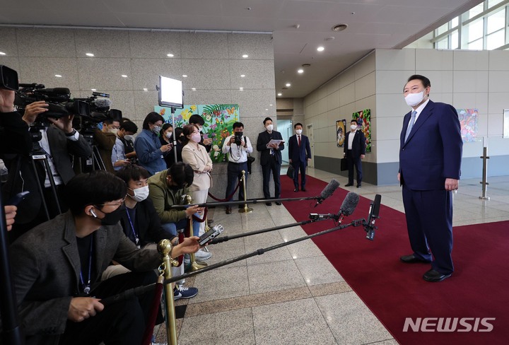 [서울=뉴시스] 홍효식 기자 = 윤석열 대통령이 7일 서울 용산 대통령실 청사로 출근하며 취재진 질문에 답하고 있다. (대통령실통신사진기자단) 2022.10.07. yesphoto@newsis.com