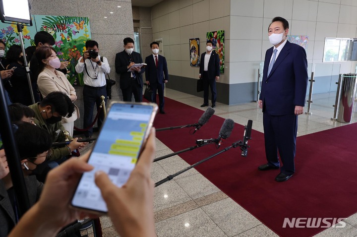 [서울=뉴시스] 홍효식 기자 = 윤석열 대통령이 7일 서울 용산 대통령실 청사로 출근하며 취재진 질문에 답하고 있다. (대통령실통신사진기자단) 2022.10.07. yesphoto@newsis.com