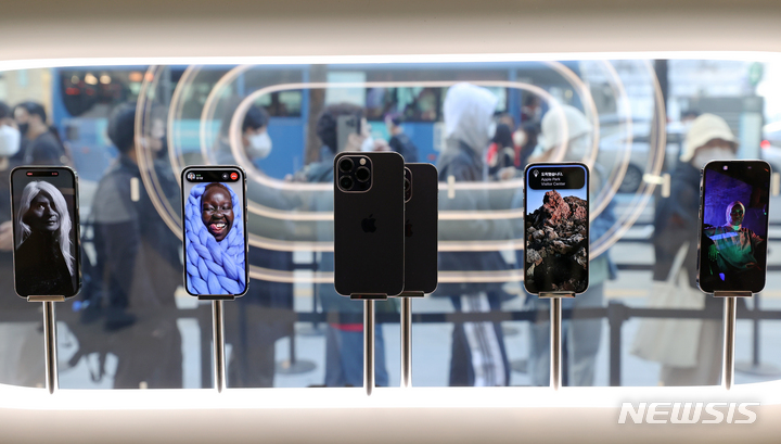 [서울=뉴시스] 조성우 기자 = 애플의 신작 아이폰14 시리즈 공식 출시일인 7일 오전 서울 중구 명동 애플스토어에 아이폰14 시리즈가 진열돼 있다. 2022.10.07. xconfind@newsis.com