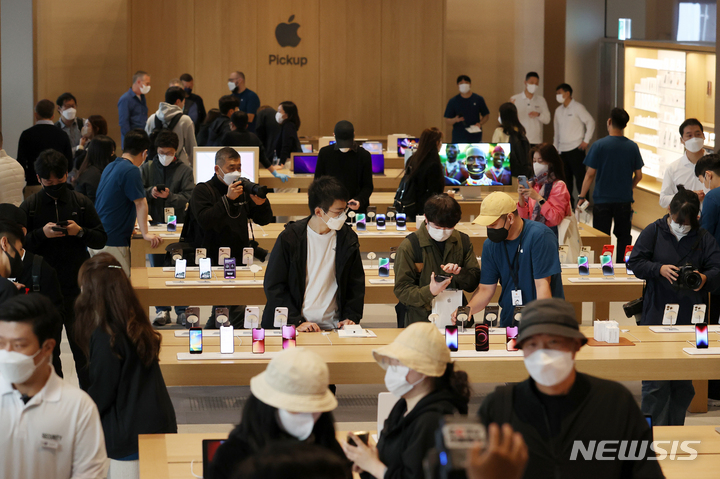 [서울=뉴시스] 조성우 기자 = 애플의 신작 아이폰14 시리즈 공식 출시일인 7일 오전 서울 중구 명동 애플스토어에서 고객들이 아이폰14 시리즈를 살펴보고 있다. 2022.10.07. xconfind@newsis.com