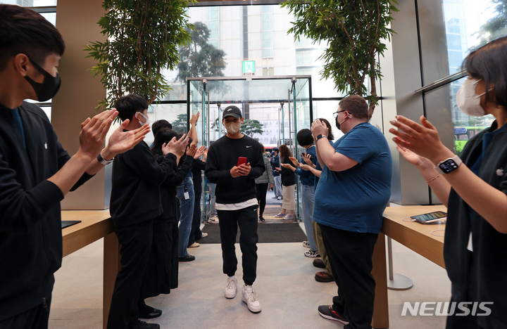 [서울=뉴시스] 조성우 기자 = 애플의 신작 아이폰14 시리즈 공식 출시일인 7일 오전 서울 중구 명동 애플스토어에 고객들이 입장하고 있다. 2022.10.07. xconfind@newsis.com