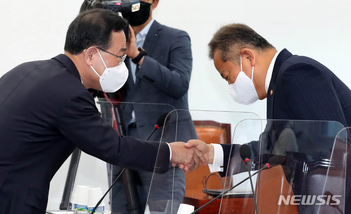 [서울=뉴시스] 최진석 기자 = 7일 서울 여의도 국회에서 열린 국민의힘 화상의원총회에서 주호영 원내대표와 이상민 행안부 장관이 인사하고 있다. (공동취재사진) 2022.10.07. photo@newsis.com