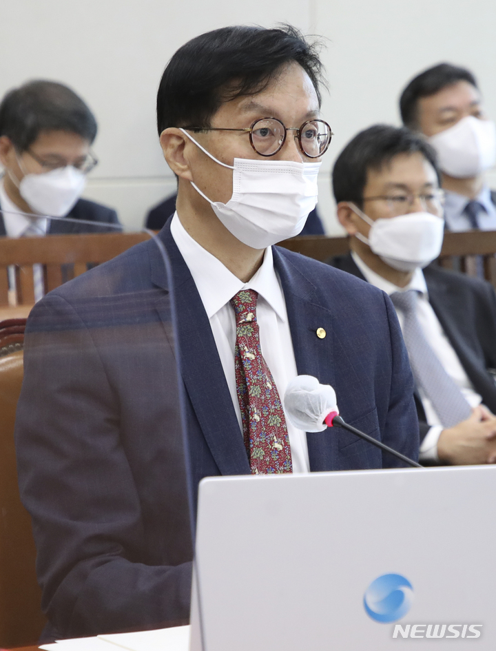 [서울=뉴시스] 김선웅 기자 = 이창용 한국은행 총재가 7일 서울 여의도 국회 기획재정위원회에서 열린 한국은행에 대한 국정감사에 출석해 시작을 기다리고 있다. 2022.10.07. mangusta@newsis.com