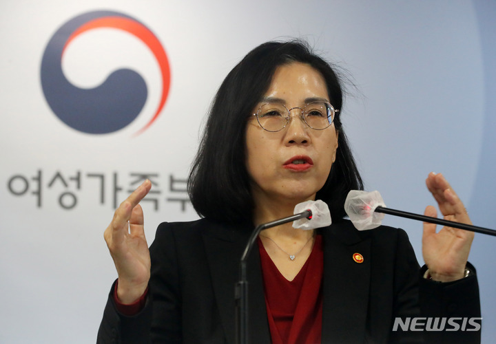 [서울=뉴시스] 배훈식 기자 = 김현숙 여성가족부 장관이 지난 10월7일 오전 서울 종로구 정부서울청사 브리핑실에서 여가부 폐지를 담은 정부조직 개편안에 대해 설명하고 있다. 2022.10.07. dahora83@newsis.com