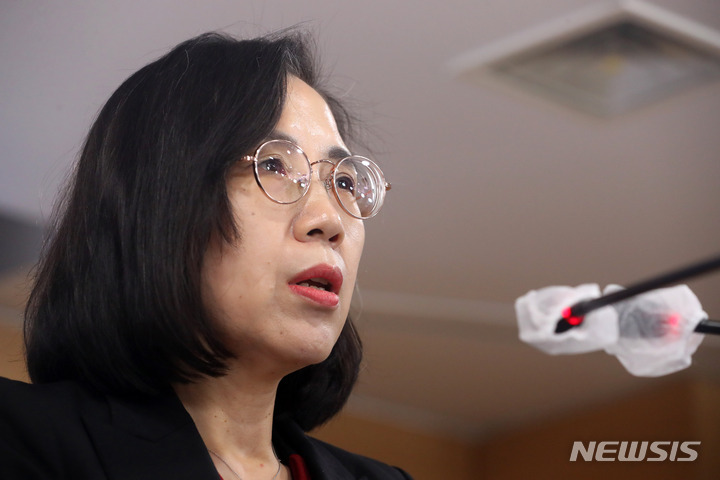 [서울=뉴시스] 배훈식 기자 = 김현숙 여성가족부 장관이 7일 오전 서울 종로구 정부서울청사 브리핑실에서 여가부 폐지를 담은 정부조직 개편안에 대해 설명하고 있다. 2022.10.07. dahora83@newsis.com