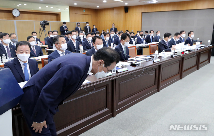 [서울=뉴시스] 국회사진기자단 = 이성희 농협중앙회 회장이 7일 서울 서대문구 농협중앙회에서 열린 농협중앙회 등에 대한 국정감사에 출석, 증인선서를 하기에 앞서 고개를 숙이고 있다. 2022.10.07. photo@newsis.com