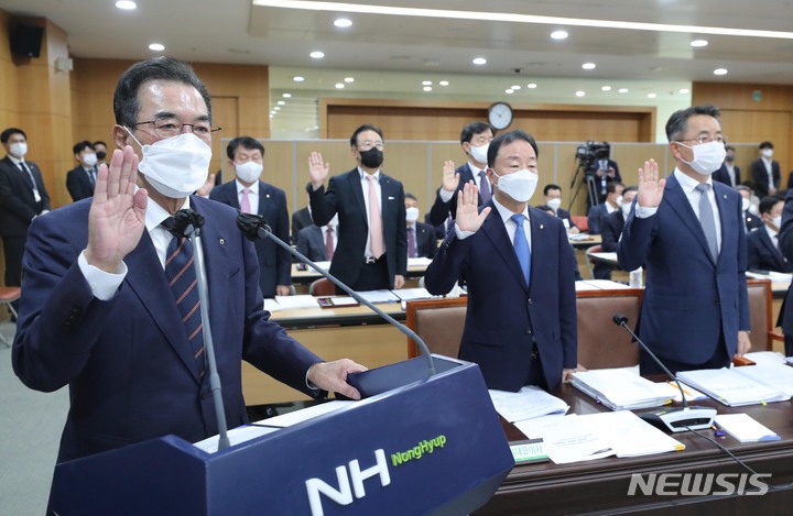 [서울=뉴시스] 국회사진기자단 = 이성희 농협중앙회 회장이 7일 서울 서대문구 농협중앙회에서 열린 농협중앙회 등에 대한 국정감사에 출석, 증인선서를 하고 있다. 2022.10.07. photo@newsis.com